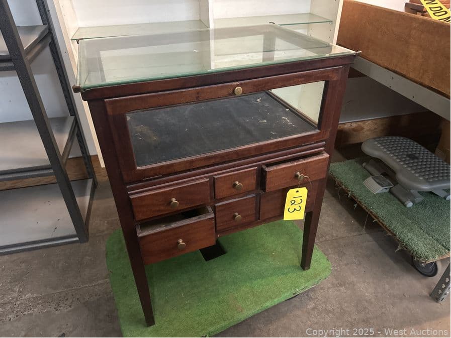 wooden-display-case-622620