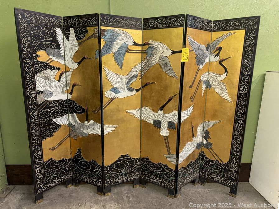 vintage-chinese-style-room-divider-with-crane-imagery-622681