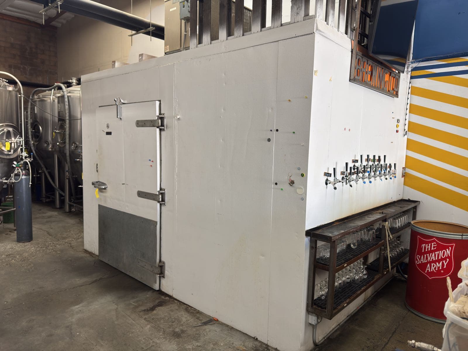 tyler-kalt-walk-in-refrigerator-with-keg-tap-stystem-and-more-mkq84kci