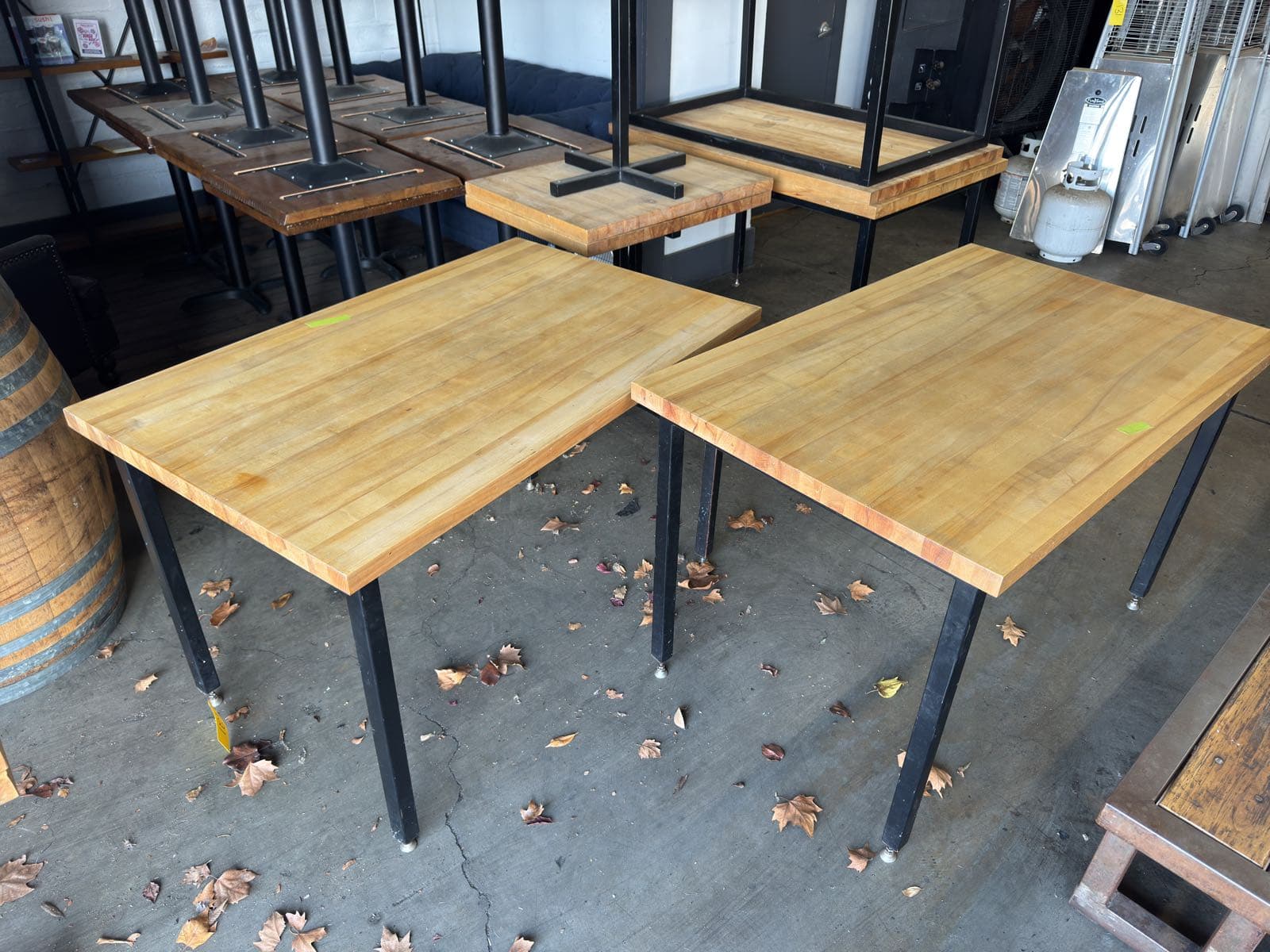 2-metal-and-wood-tables-228f0f