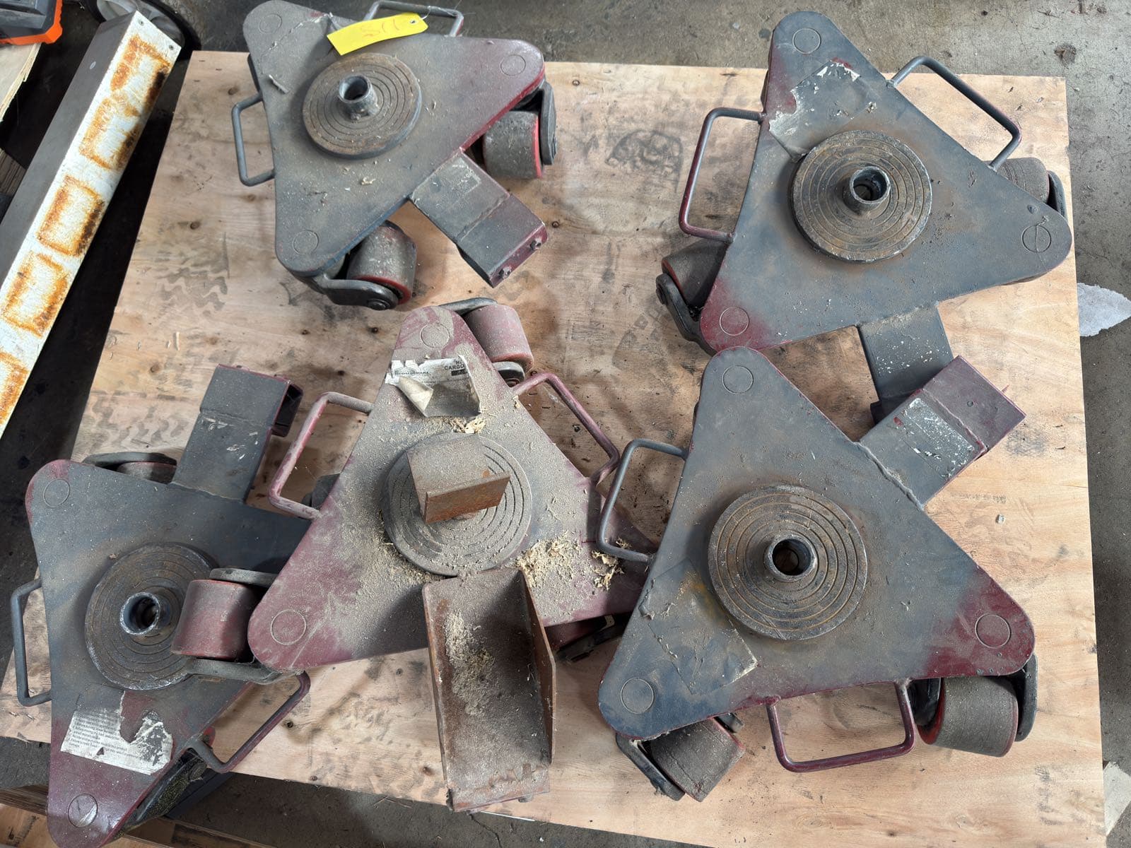 contents-of-pallet-5-steel-heavy-duty-platform-dollies-3e6f6b