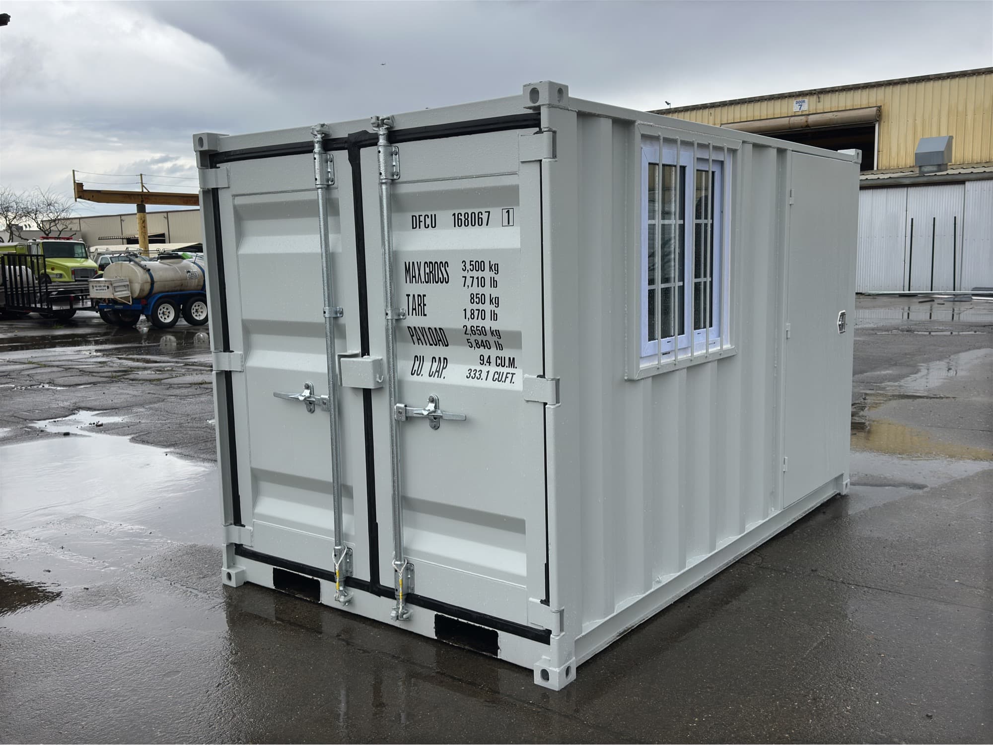 2025-10-container-with-door-and-window-mm00ha1f