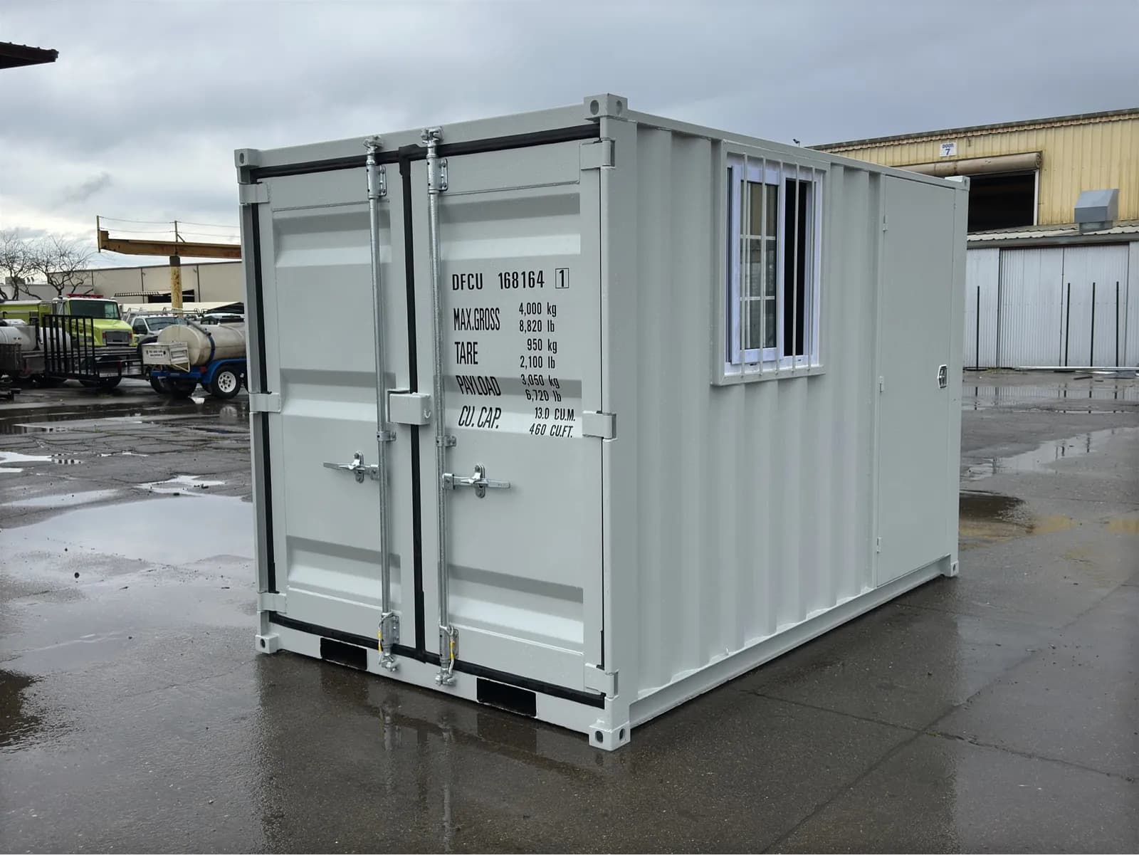 2025-11-container-with-door-and-window-mm00hamu