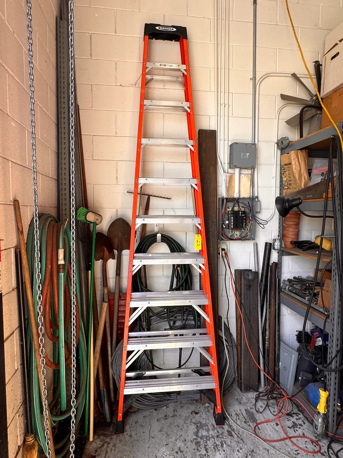 10-werner-300lb-capacity-ladder-19d608