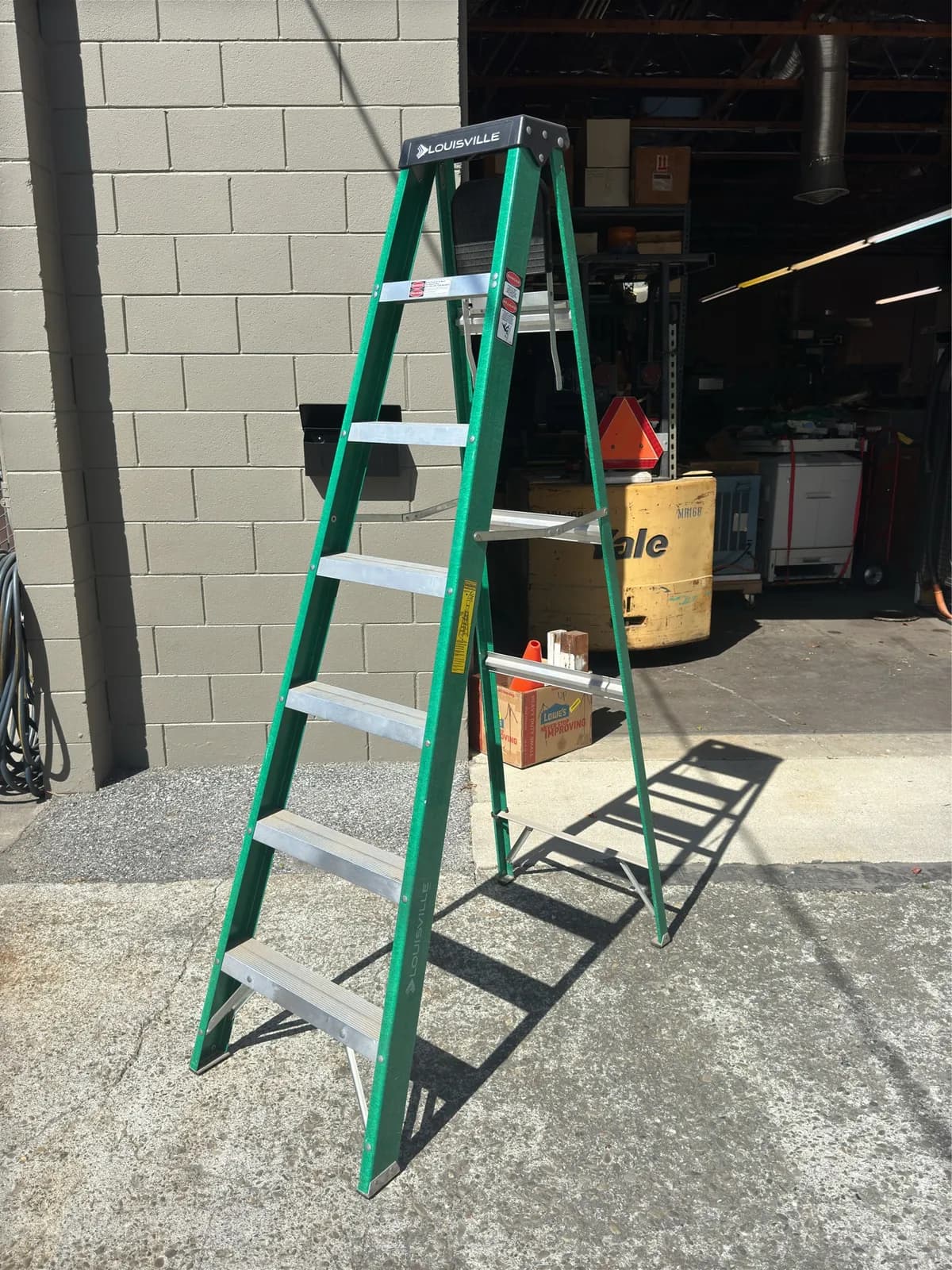 7-louisville-225-lb-capacity-ladder-5d1430