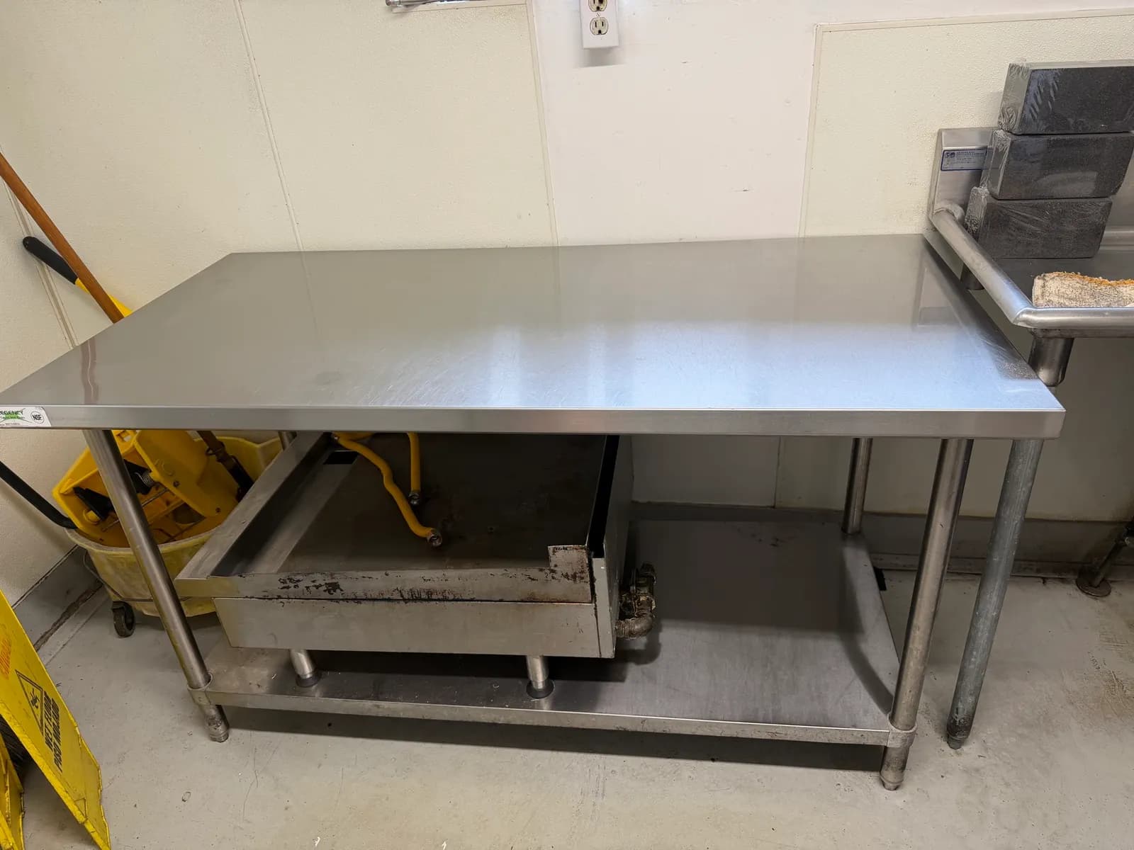 stainless-steel-table-315ae5