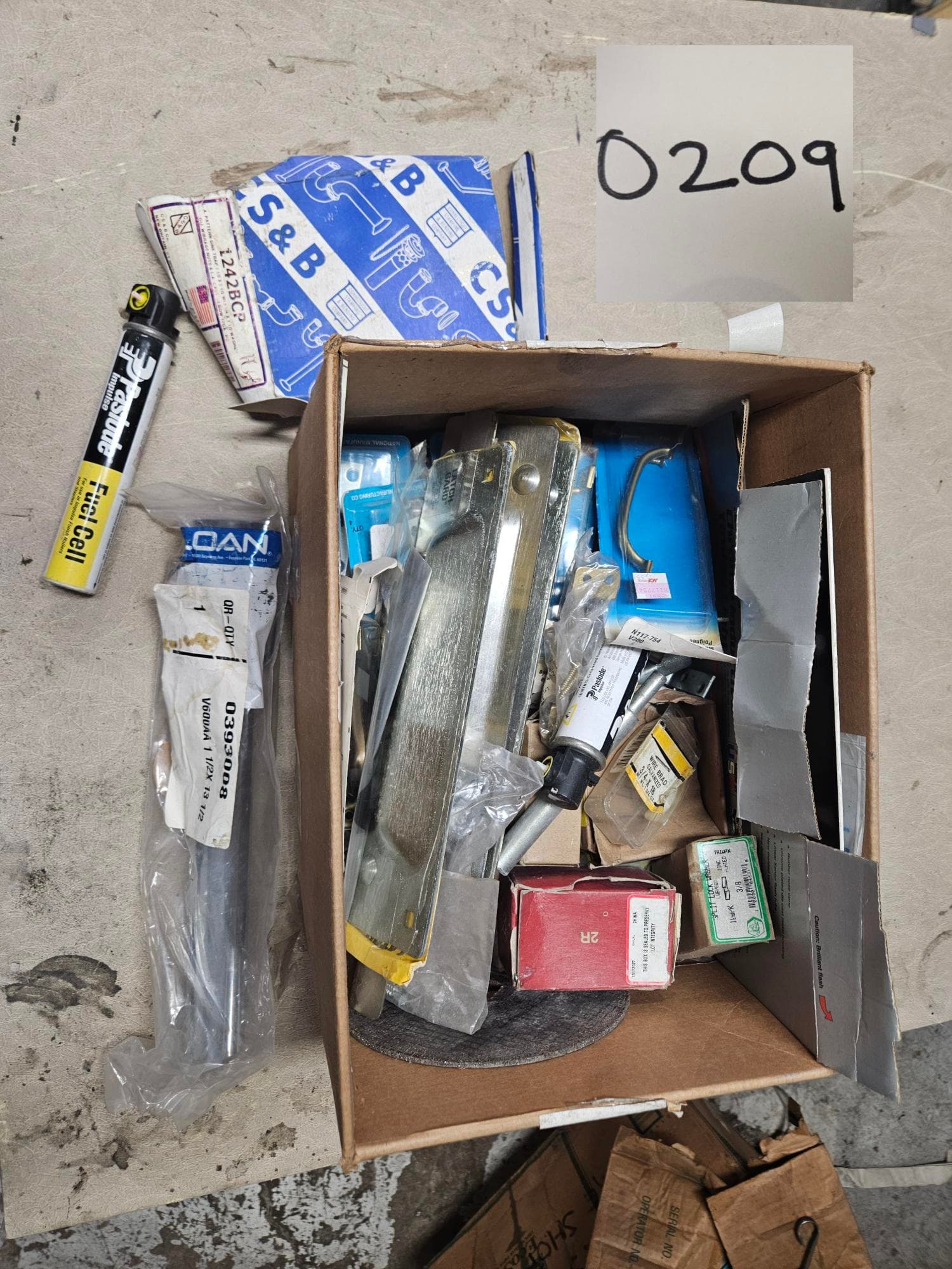 box-of-various-home-improvement-supplies-mni5nclm