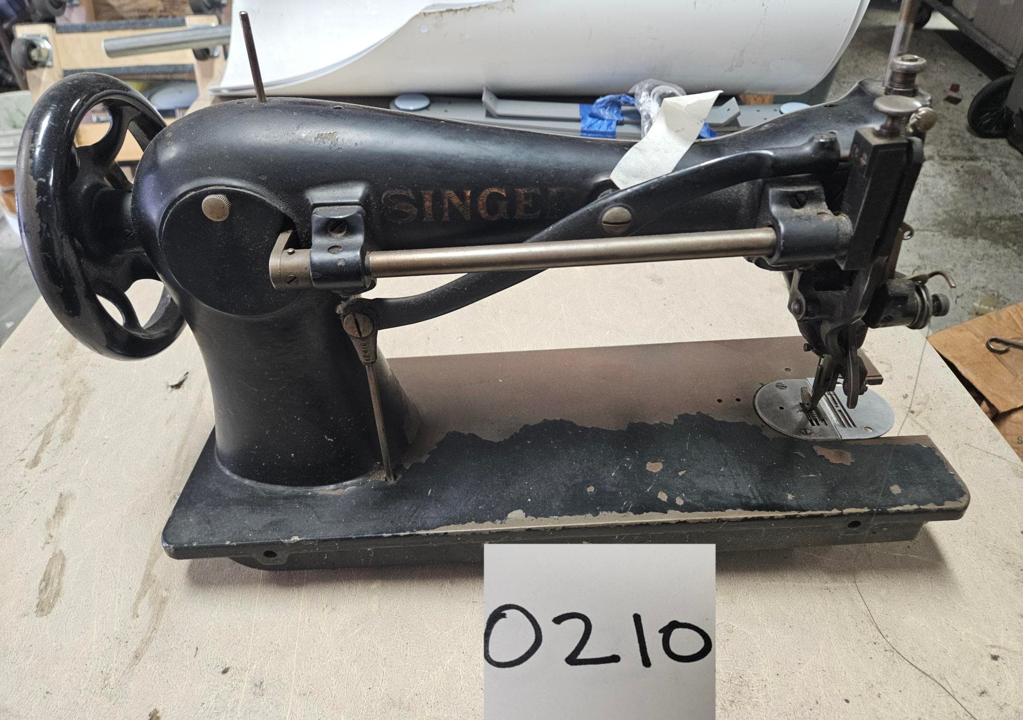 vintage-singer-sewing-machine-82b110