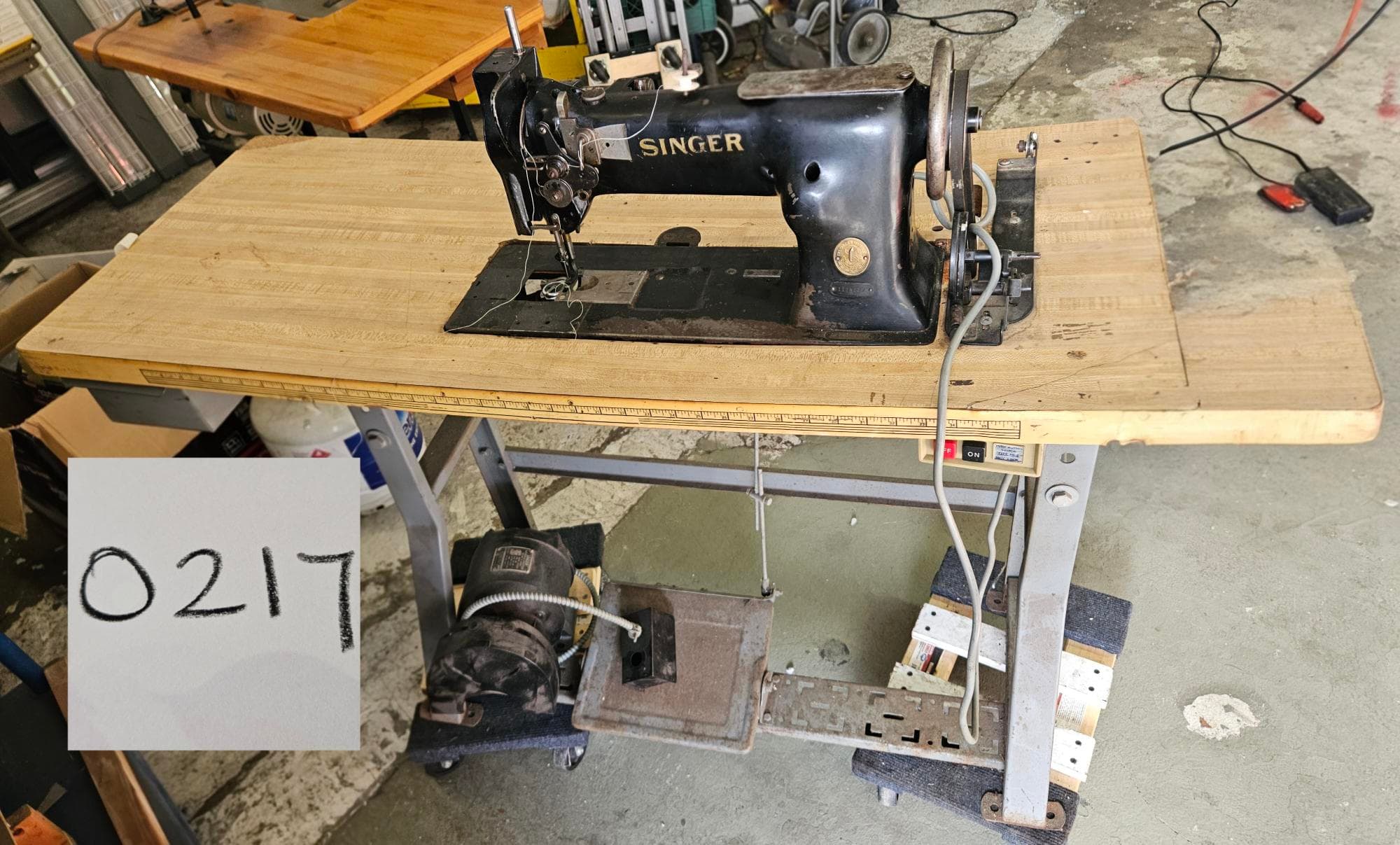 vintage-singer-sewing-machine-w-table-and-motor-bec56d