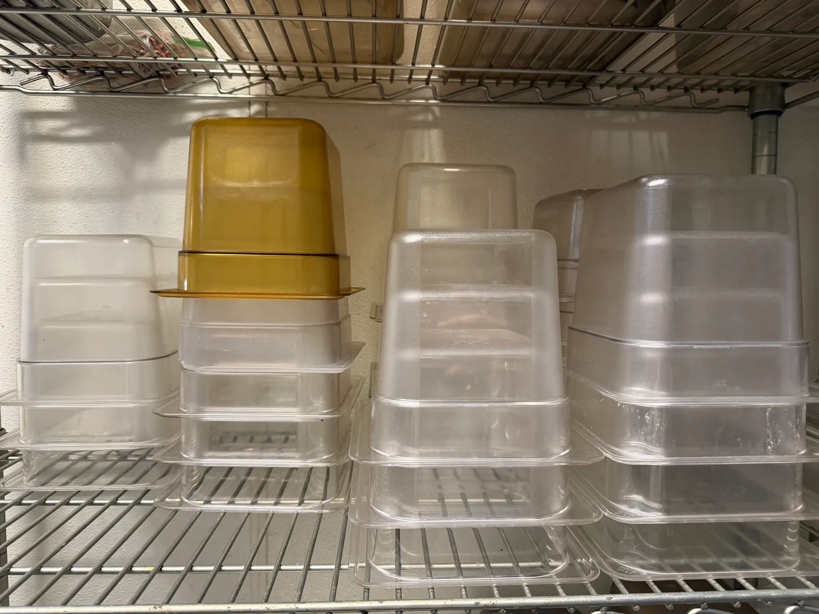 assorted-plastic-food-storage-containers-lot-86c606