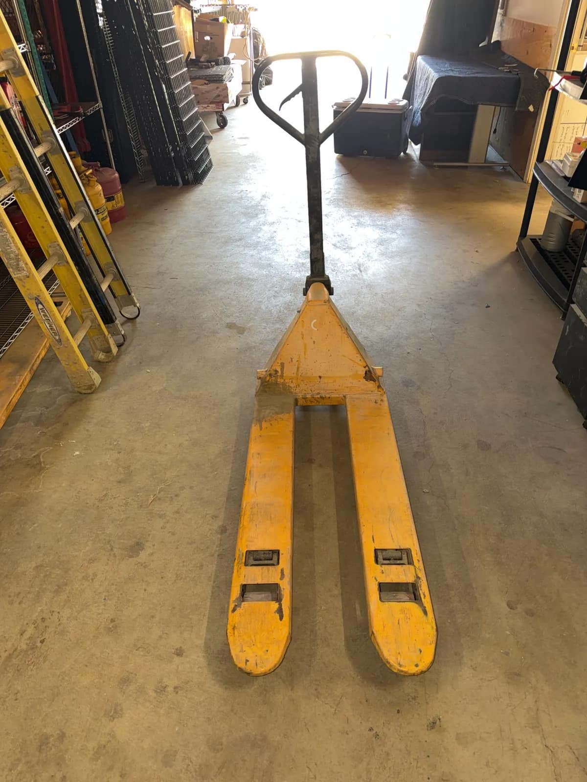 yellow-manual-pallet-jack-with-forks-msf7z1hp