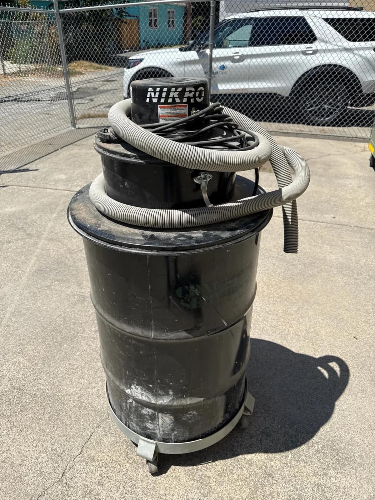 nikro-industrial-vacuum-cleaner-with-hose-and-accessories-b28c00