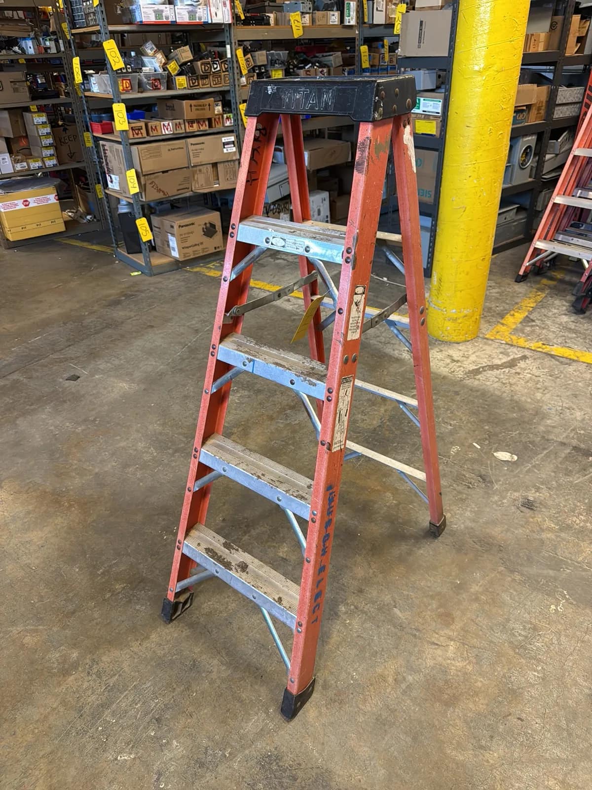 titan-5-fiberglass-ladder-5507fa