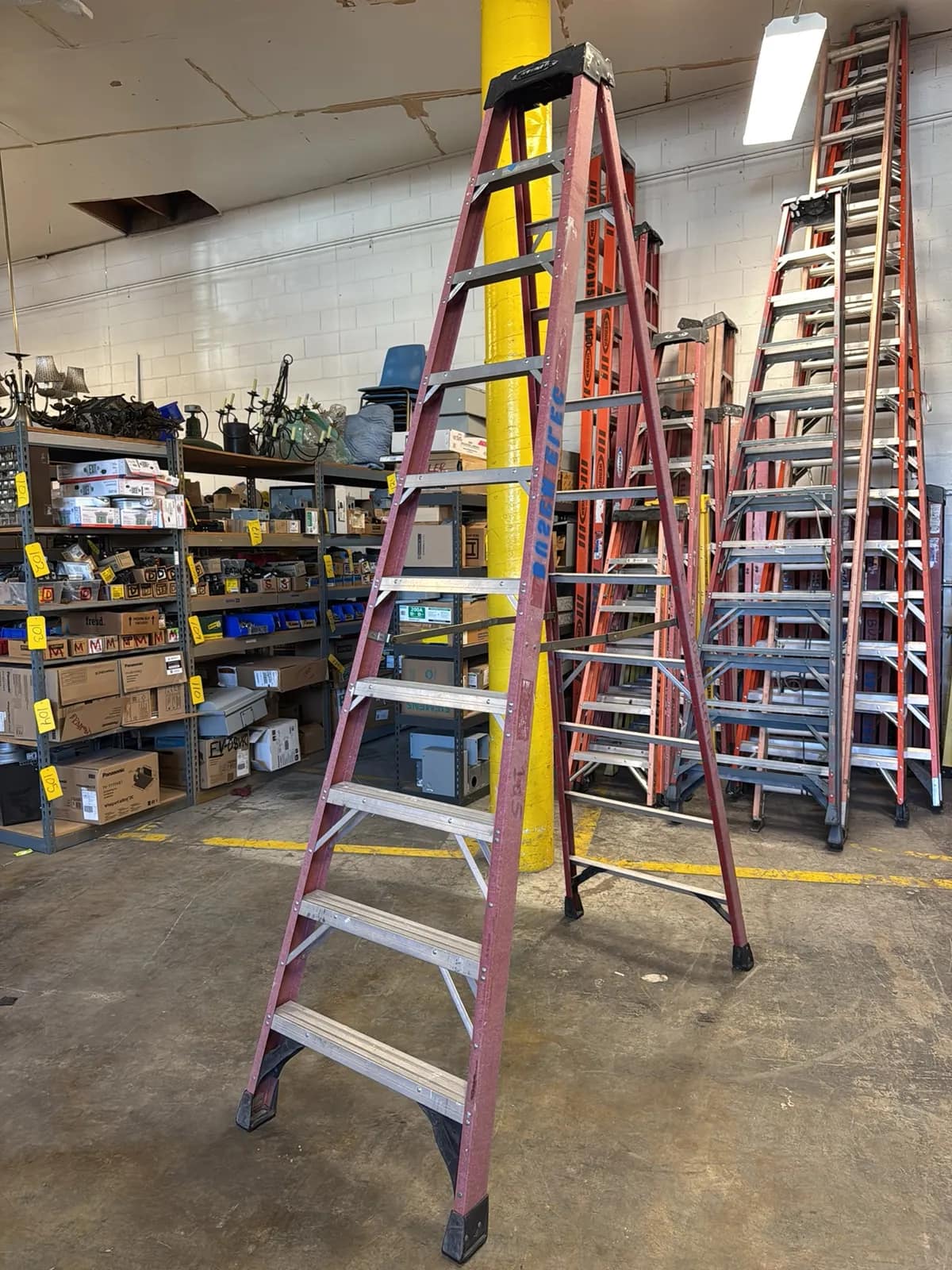 werner-10-fiberglass-ladder-2dca37